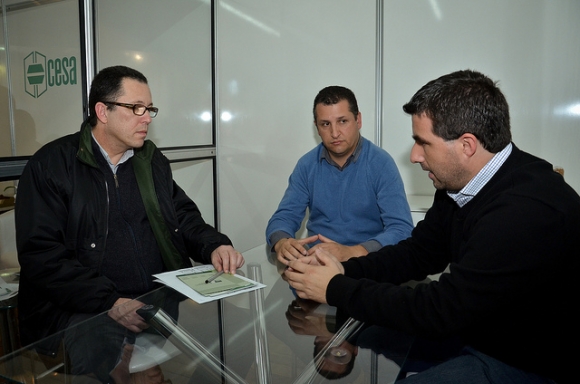 Diretor do BRDE e presidente da Cesa em conversa durante a 36ª Expointer - Foto: Diego Chagas