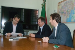 Participaram do ato, o Secretário da Agricultura e o gerente comercial do Banco de Lage Landen - Foto: Vilmar da Rosa/Seapa