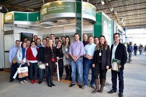 Representantes das unidades se reúnem no stand da Cesa na Expointer - Foto: Juliana Brum