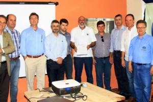 Dirceu Lopes (ao centro) exibe o protocolo de intenções após as assinaturas - Foto: Sérgio Pereira/Irga