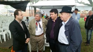 expofeira sao luiz com Sperotto pref junaro e caludio duarte sind saonto angelo